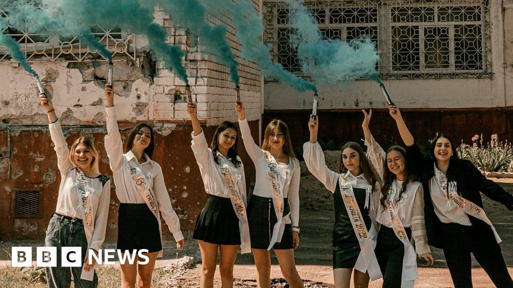 Ukraine war: High school students pose in prom dresses among ruins