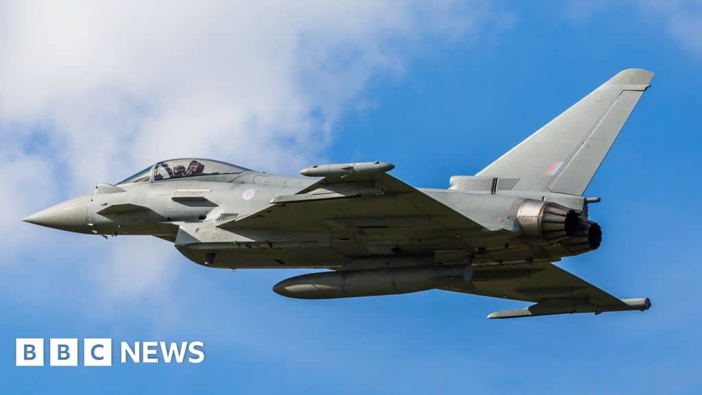 Ex-UK pilots lured to help Chinese military, MoD says
